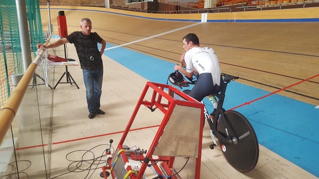 Wojciech Ziółkowski ustanowił rekord Polski w jeździe godzinnej na rowerze.