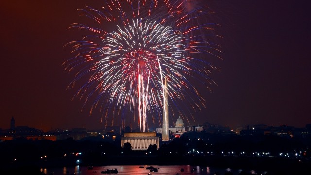 Stany Zjednoczone świętują Dzień Niepodległości. Z tej okazji 4 lipca w USA odbywają się tysiące imprez, m.in. doroczne mistrzostwa w jedzeniu hot dogów w Nowym Jorku. Wygrał je Amerykanin Joey Chestnut, który w ciągu 10 minut zjadł 72 bułki z parówką.