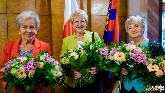 Szczecin ma nowych ambasadorów i kolejne zasłużone osoby. Tytuły i medale wręczyli radni oraz prezydent Piotr Krzystek podczas nadzwyczajnej sesji rady miasta.