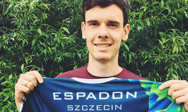 Nowym siatkarzem szczecińskiego klubu został Tomasz Kowalski mający 203 cm wzrostu.