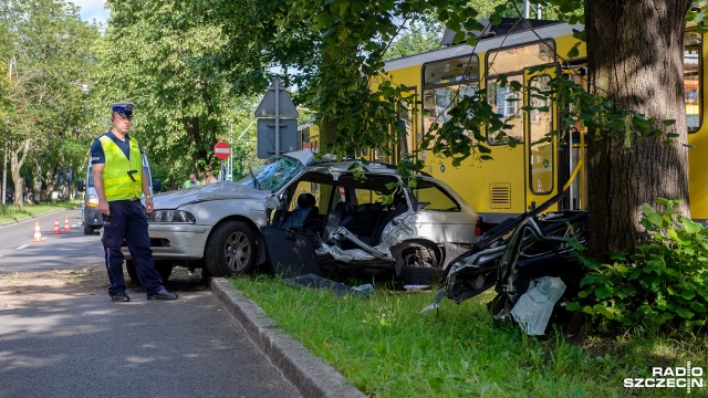 Tramwaj zderzył się z samochodem osobowym i wypadł z szyn na ulicy Ku Słońcu, w kierunku ronda Gierosa, obok jednostki wojskowej w Szczecinie. Do stłuczki doszło w środę przed godziną 18.