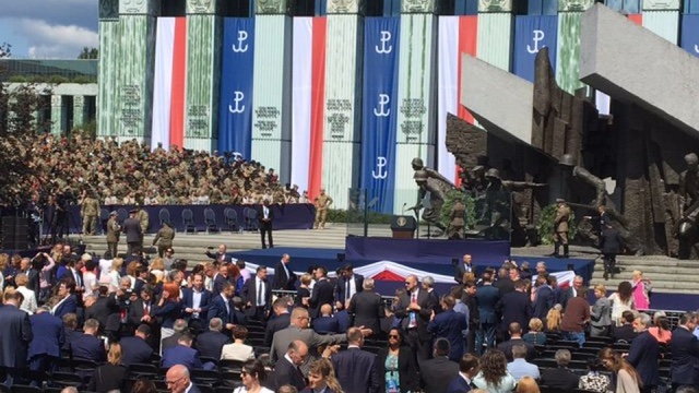 Z każdą minutą gęstnieje tłum w okolicach Placu Krasińskich w Warszawie. To z powodu planowanej na godzinę 13.00 wizyty amerykańskiego prezydenta Donalda Trumpa. Na miejsce przybywają Polacy z wielu regionów kraju.