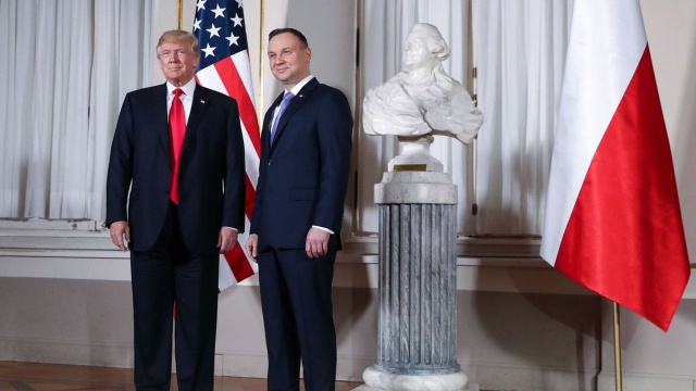 Dostawy amerykańskiego gazu dla Polski i bezpieczeństwo energetyczne oraz polsko-amerykańska współpraca wojskowa w ramach Sojuszu Północnoatlantyckiego - to niektóre tematy rozmowy w cztery oczy prezydenta Andrzeja Dudy z goszczącym w Polsce prezydentem USA Donaldem Trumpem.