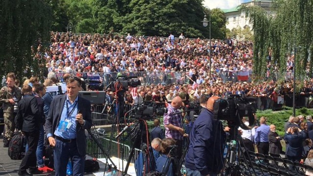 Przed spotkaniem z prezydentem Stanów Zjednoczonych grupa lewicowych działaczy protestowała przeciwko wizycie Donalda Trumpa w Polsce.