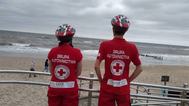 Ratownicy medyczni na rowerach patrolują nadmorskie miejscowości. Gdy trzeba, spieszą z pomocą turystom i mieszkańcom. W weekendy pełnią służbę od miejscowości Chłopy po Łazy w Zachodniopomorskiem.