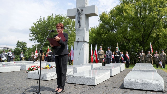 W Warszawie odbyły się oficjalne obchody Narodowego Dnia Pamięci Ofiar Ludobójstwa dokonanego przez ukraińskich nacjonalistów na obywatelach II Rzeczypospolitej Polskiej. Przed monumentem upamiętniającym ofiary tej zbrodni zebrali się ci, którzy przeżyli rzeź wołyńską i którzy stracili tam bliskich, a także przedstawiciele władz.
