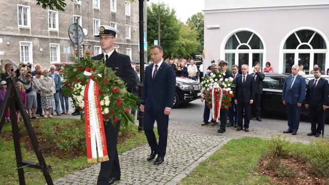 Były wieńce, krótka modlitwa i ważne przemówienie o pamięci i prawdzie. Prezydent Andrzej Duda odwiedził we wtorek Gdańsk. Przyjechał z okazji obchodzonego Narodowego Dnia Pamięci Ofiar Ludobójstwa, dokonanego przez ukraińskich nacjonalistów na obywatelach II Rzeczypospolitej.