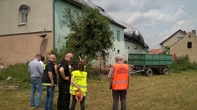 Ministerstwo Obrony Narodowej i Służba Więzienna pomagają poszkodowanym przez wichurę w woj. opolskim. W miniony piątek trąba powietrzna uszkodziła ponad 100 domów. Skazani mają pomóc przy porządkowaniu powalonych drzew i rozbiórce uszkodzonych budynków.