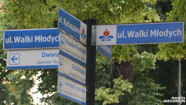 O zmianie nazw trzech ulic zdecydowali w piątek kołobrzescy radni. Na skutek ustawy dekomunizacyjnej z mapy miasta znikną ulice: Zbowidowców, Władysława Kniewskiego i Armii Krajowej. Ich miejsce zajmą odpowiednio: Komandorska, Jagiellońska i Świętego Jana Pawła II.