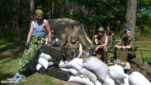 Klimat Zimnej Wojny można w sobotę poczuć w Podborsku koło Białogardu. Trwa tam trzeci Zlot Zimnowojenny, miłośnicy historii i militariów mogą liczyć na wiele atrakcji.