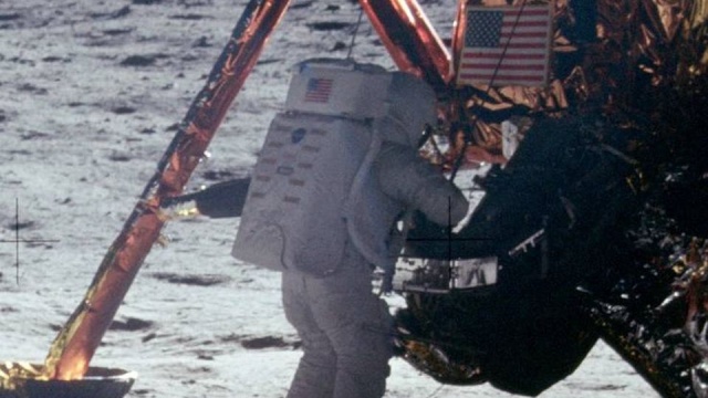 W nadchodzącym tygodniu na nowojorskiej aukcji ma być sprzedana torba, w której astronauta Neil Armstrong przywiózł z Księżyca na Ziemię pierwsze próbki gruntu. Pamiątka jest warta co najmniej dwa miliony dolarów - szacuje dom aukcyjny Sothebys.
