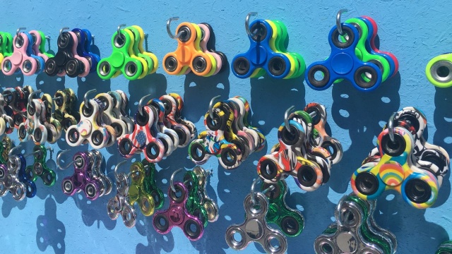 W tym roku jest moda na kręcenie. Zabawka Fidget Spinner podbiła serca dzieci, ale także rodzicom zdarza się już kręcić.