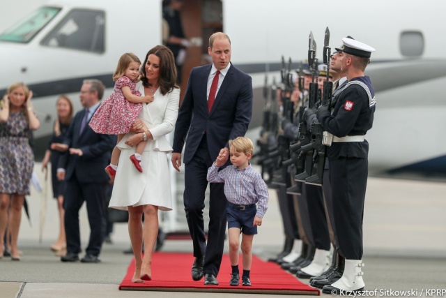 Brytyjska para książęca jest już w Polsce. Samolot z księżną Kate, księciem Williamem i dwojgiem ich dzieci na pokładzie wylądował w poniedziałek po południu w Warszawie. Z lotniska para książęca udała się na spotkanie z prezydentem Andrzejem Dudą i Agatą Kornhauser-Dudą.