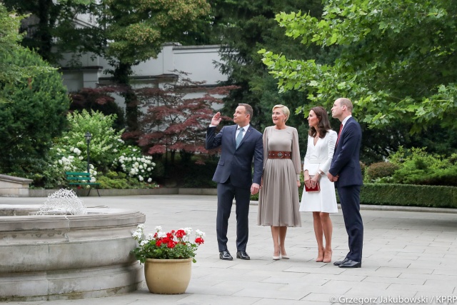 Blisko godzinę trwało spotkanie brytyjskiej pary książęcej Kate i Williama z polskim prezydentem Andrzejem Dudą i jego małżonką. Spotkanie w Pałacu Prezydenckim było pierwszym punktem programu wizyty członków brytyjskiej rodziny królewskiej w Polsce.