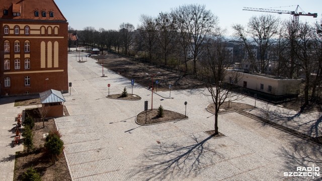 Nowy parking zostanie rozebrany, żeby... wybrukować go ponownie. Chodzi o teren przy wydziałach filologicznym i kultury fizycznej Uniwersytetu Szczecińskiego, przy alei Piastów. Od kilku miesięcy na gotowym parkingu nie zaparkowało żadne auto, bo nie było pozwolenia na użytkowanie terenu.