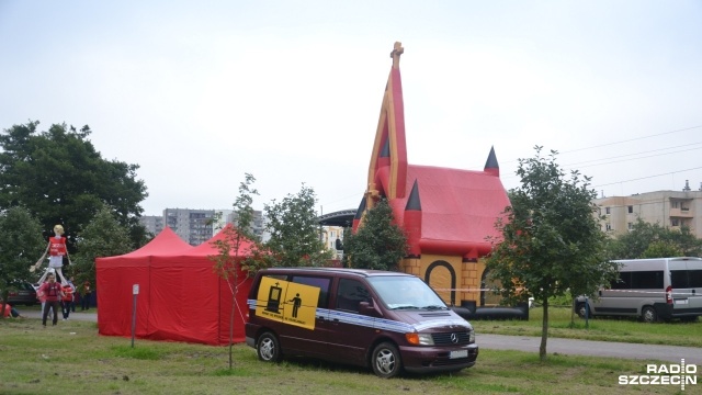 Dmuchany kościół, mobilny konfesjonał, śpiewy i rozmowy o wierze w Boga - tak wygląda Przystań z Jezusem, która odbywa się w Kołobrzegu.