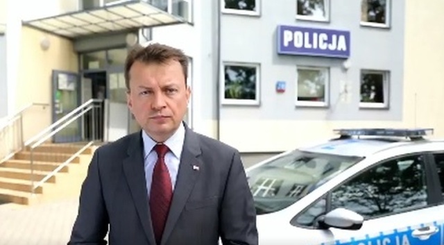 Minister spraw wewnętrznych i administracji Mariusz Błaszczak złożył życzenia policjantom z okazji ich święta, które przypada w poniedziałek.