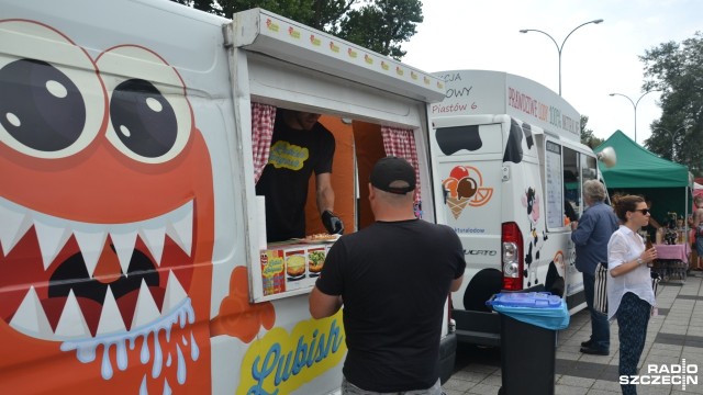 Kilkanaście barów na kółkach przyjechało do Kołobrzegu na pierwszy Zlot Food Trucków. Zaparkowały przy miejscowym stadionie im. Sebastiana Karpiniuka.