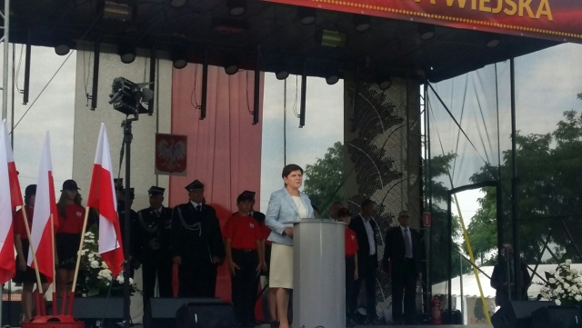 Mimo różnic w poglądach, wszyscy Polacy powinni budować wspólnotę - podkreśla premier Beata Szydło. W Jawiszowicach w Małopolsce szefowa rządu wzięła udział w jubileuszu miejscowej ochotniczej straży pożarnej.
