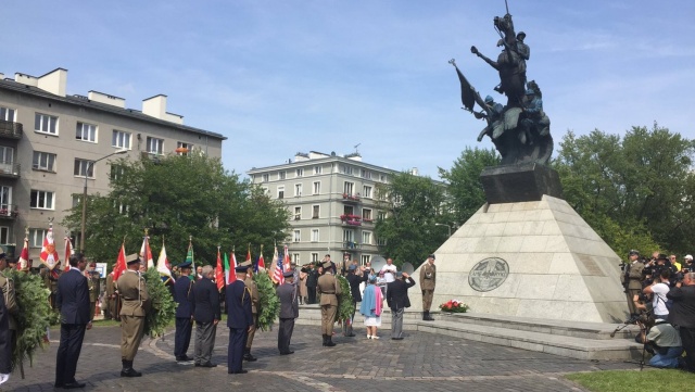 W Warszawie uczczono pamięć gen. Józefa Hallera i jego żołnierzy. Obchody 100-lecia powstania Błękitnej Armii rozpoczęła msza w intencji żołnierzy Armii Polskiej, dowodzonej przez gen. Hallera, która została powołana 4 czerwca 1917 roku we Francji. Liczyła około 70 tysięcy osób i w znacznej części składała się z Polaków, którzy powrócili ze Stanów Zjednoczonych.