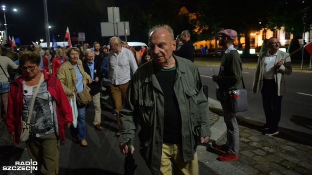 Dwa weta, to za mało. Opozycja domaga się, aby prezydent RP nie podpisywał ustawy o ustroju sądów powszechnych. Protest w tej sprawie odbył się na pl. Solidarności w Szczecinie.