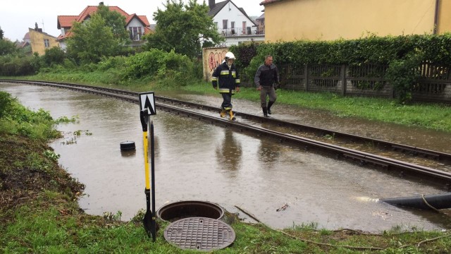 Ulewy sparaliżowały wąskotorówkę. Kolejka nie kursuje [ZDJĘCIA]