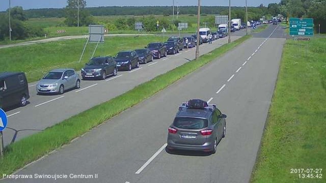 Niemal dwu kilometrowy korek przed karsiboirską przeprawą w stronę Świnoujścia.