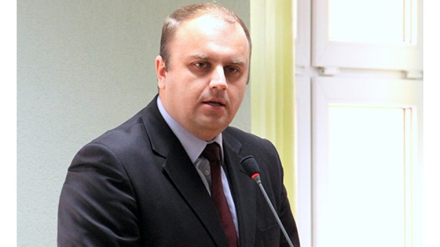 Prokuratura Okręgowa w Koszalinie zarzuca Adamowi Wyszomirskiemu, że będąc dyrektorem Samorządowej Agencji Kultury i Promocji w Szczecinku zawarł bez przetargu dwie umowy na usługi doradcze.