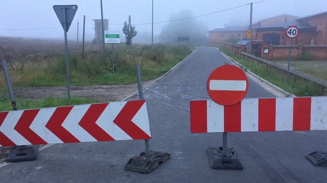 Na trasie S3 przed zjazdem na Pyrzyce w kierunku Szczecina zderzyła się osobowa Mazda z samochodem dostawczym.