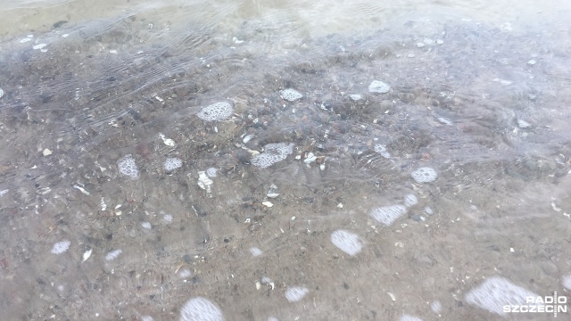 Kąpiel na dwóch plażach w regionie - zabroniona. Chodzi o centralne kąpielisko nad Bałtykiem w Ustroniu Morskim i tzw. wojskową plażę nad jeziorem Trzesiecko w Szczecinku.