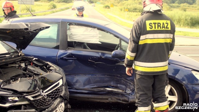 Lokalnie pada i to dość intensywny deszcz. Na drogach jest ślisko. Przekonał się o tym podróżujący wojewódzką drogą nr 205. Kierujący samochodem osobowym mężczyzna wpadł w poślizg, wypadł z jezdni i dachował.