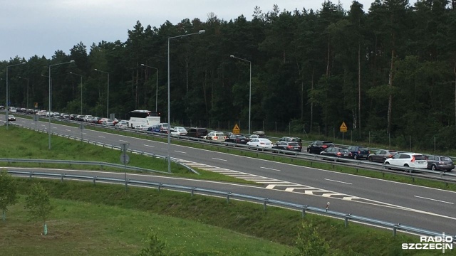 Ciepły weekend to większy ruch na drogach regionu. Od sobotniego poranka utrudnienia występują na wielu trasach w Zachodniopomorskiem.