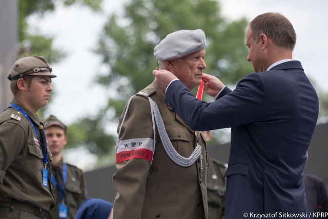 Ordery i odznaczenia państwowe uczestnikom walk powstańczych oraz osobom zaangażowanym w kultywowanie pamięci o Powstaniu Warszawskim wręczył w poniedziałek prezydent Andrzej Duda. W stolicy rozpoczęły się obchody 73. rocznicy wybuchu Powstania Warszawskiego.