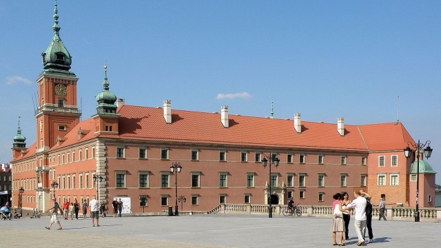 Wanda Traczyk-Stawska, profesor Wiesław Johann i Daniel Olbrychski odebrali z rąk przewodniczącej Rady Warszawy tytuł honorowego obywatela stolicy.