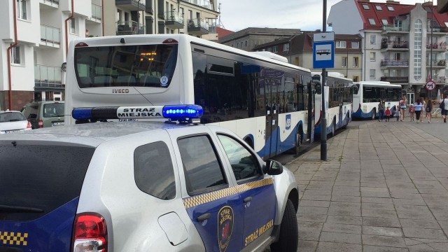 Cztery autobusy niemieckiej spółki UBB zatrzymali świnoujscy strażnicy miejscy. Ich zdaniem, pojazdy korzystały z przystanków autobusowych bez zgody świnoujskiej spółki Komunikacja Autobusowa.