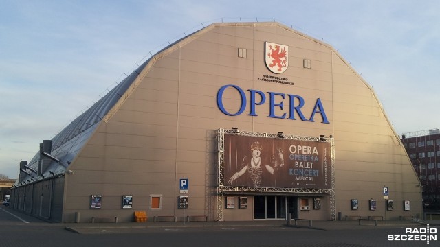 Opera sprzedaje halę
