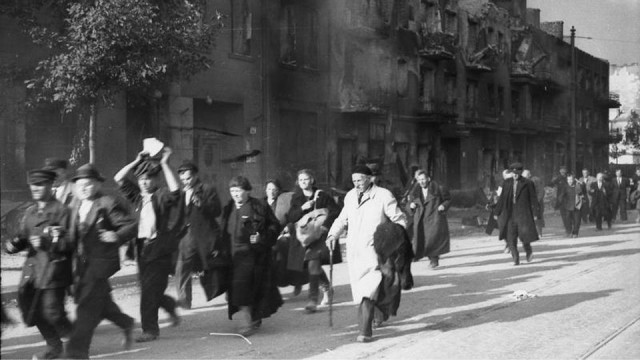 Na warszawskiej Woli uczczono zamordowanych w czasie Powstania Warszawskiego cywilów. Uroczystość odbyła się przy Pomniku Pamięci 50 Tysięcy Mieszkańców Woli Zamordowanych przez Niemców podczas Powstania Warszawskiego 1944, w 73. rocznicę rozpoczęcia rzezi Woli. Podczas niej, w kilka dni, Niemcy zamordowali około 60 tys. bezbronnych cywilów.
