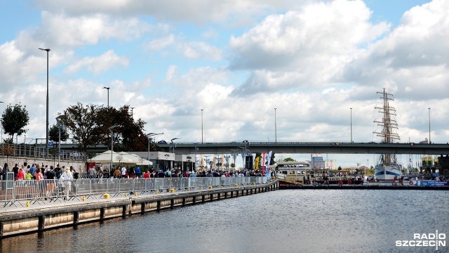Coraz więcej szczecinian i turystów na Wałach Chrobrego i Łasztowni ogląda żaglowce i jachty. Rozpoczął się drugi dzień finału regat The Tall Ships Races.