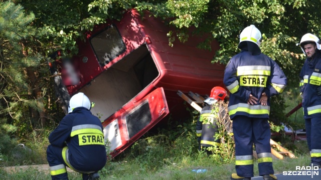 Cztery osoby zginęły w wypadku na drodze wojewódzkiej nr 102, między Bogusławcem a Błotnicą niedaleko Kołobrzegu. W poniedziałek po godz. 16 z nieznanych dotąd przyczyn bus zjechał z drogi i uderzył w drzewo.