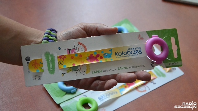 500 bransoletek kupił kołobrzeski Urząd Miasta. Urzędnicy rozdają je rodzicom.