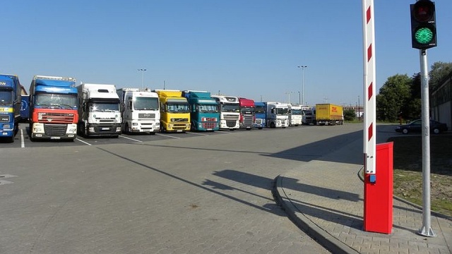 Kradzione są sedesy, armatura, brakuje ciepłej wody i jest brudno - kierowcy oczekujący na wjazd do szczecińskiego czy świnoujskiego portu skarżą się na warunki sanitarne. Źle jest m.in. na parkingu buforowym przy ul. Hryniewieckiego o czym informują słuchacze magazynu interwencyjnego Czas reakcji.
