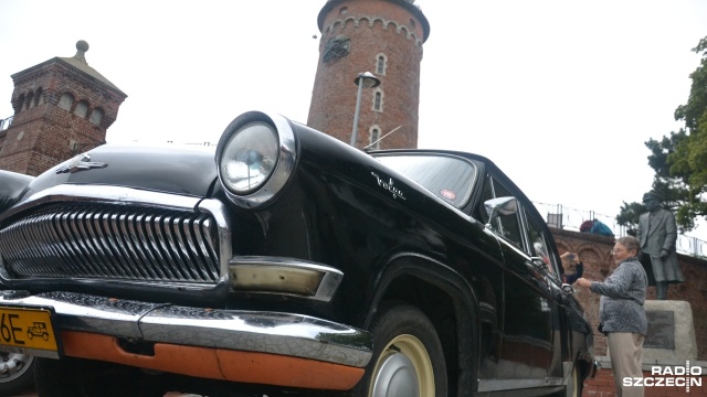 Kilkudziesięcioletnie Syreny, Warszawy, ale także Chevrolety, a nawet Wołgę można zobaczyć w Kołobrzegu. Trwa coroczny zlot miłośników zabytkowych pojazdów A może morze.