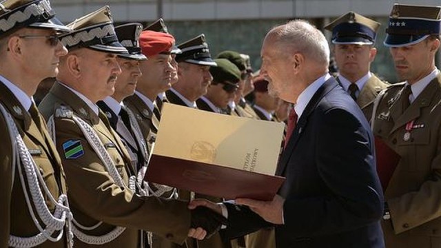 Minister Obrony Narodowej wręczył odznaczenia i awanse
