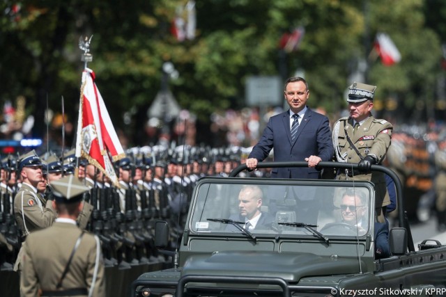 Najważniejszym zadaniem polskiego wojska jest obronić naszą ojczyznę, dlatego wydatki na obronność będą wzrastały - zapowiedział podczas przemówienia przed pomnikiem Józefa Piłsudskiego przy Belwederze prezydent Andrzej Duda.
