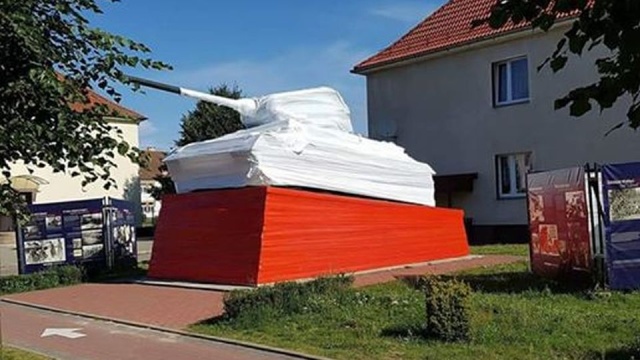 Był zielony, a teraz stał się biało-czerwony. Zabytkowy czołg stojący w Bornem Sulinowie niespodziewanie zyskał nowe barwy.