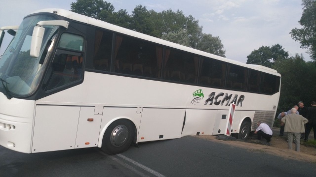 W miejscowości Rewal na drodze wojewódzkiej nr 102 autobus podczas manewru zawracania zawisł na krawędzi drogi blokując dwa pasy ruchu. Nikomu nic się nie stało, ale natychmiast utworzył się zator na drodze.