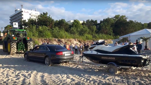 Kierowca luksusowego Audi A8 chciał podjechać tak blisko morza w Międzyzdrojach, że zakopał się w piasku. Auto musiał wyciągać z plaży traktor.