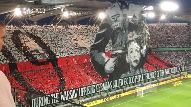 UEFA nałożyła na klub piłkarski Legia Warszawa grzywnę w wysokości 35 tys. euro w związku z meczem z FK Astana. Prezes stołecznego klubu Dariusz Mioduski poinformował o tym na twitterze. Jak napisał, grzywnę nałożono jako karę za niedrożne przejścia na trybunach.