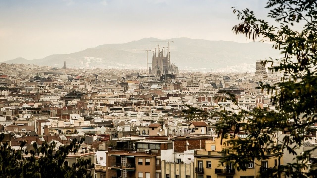 Barcelona oddała hołd ofiarom zamachów, do których doszło w czwartek i piątek w nocy w Katalonii.