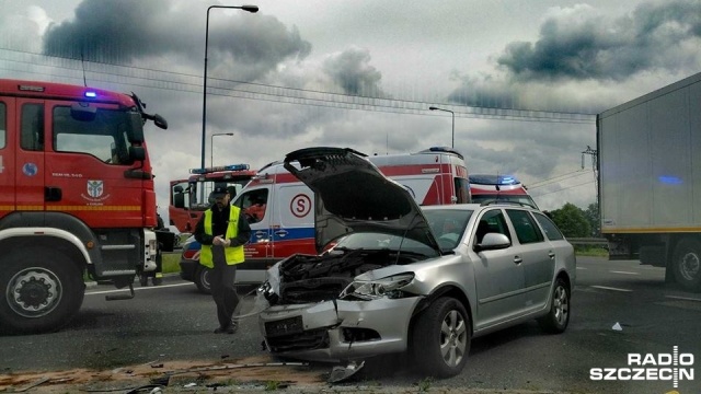 Wypadek na obwodnicy Karlina na drodze nr 6. Około godziny 11 zderzyły się dwa auta osobowe. Trzy osoby są ranne. Nie ma już utrudnień w ruchu.